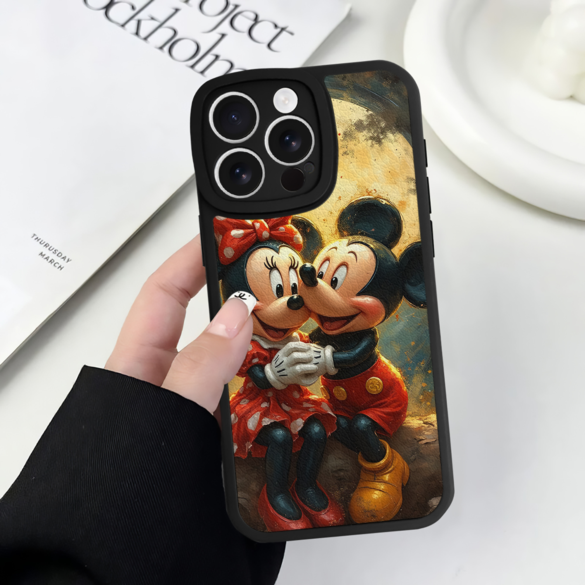 （画像用） ミッキーマウス Mickey Mouse 【iPhone 16シリーズ対応】シリコンスマホケース（レザー調） 材質：シリコン